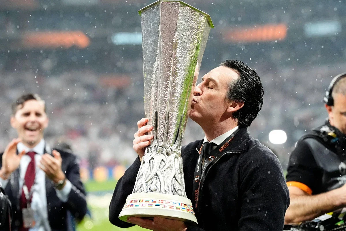 Unai Emery kisses the UEFA Europa League trophy after winning it with Aston Villa